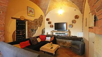 Fernseher, DVD-Player, Tischtennisplatte, Bücher