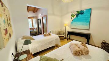 4 Schlafzimmer, Zimmersafe, Schreibtisch, Bügeleisen/Bügelbrett