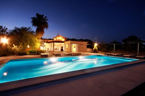 Entertainment-packed, Spacious, Peaceful & Convenient