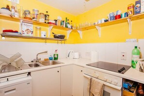 Kylskåp, mikrovågsugn, ugn och spishäll