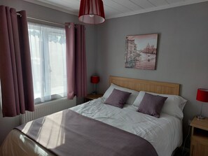 3 bedrooms, iron/ironing board, travel cot, free WiFi - 40ft x 20ft luxury holiday lodge near Scarborough; 3 bed, sleeps 6, hot tub (Burniston)