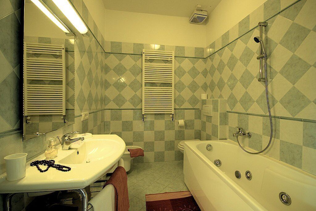 Casa Panorama Sei: A bright and cheerful apartment situated at a short distance from the shores of Lake Como, with Free WI-FI.