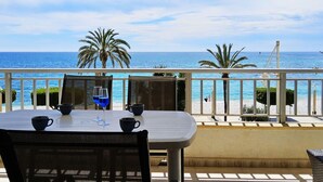 A table with chairs and a view of the sea. - Beautiful apartment for 4 guests with WIFI, A/C, TV, terrace and panoramic view (Altea)