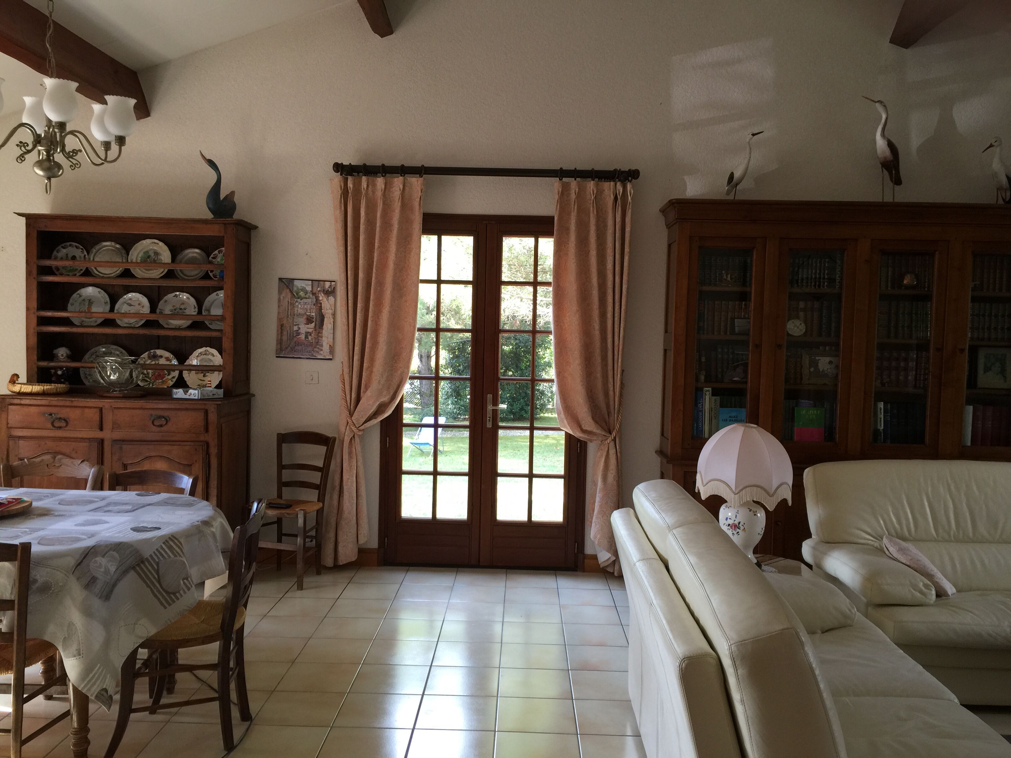 Fernseher, Kamin, DVD-Player, Tischfußball