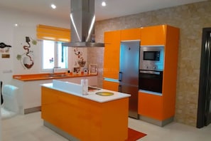 Kühlschrank, Mikrowelle, Ofen, Geschirrspüler