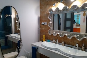 Shower, hair dryer, towels - Stunning New Villa with Private Pool and Terrace in Charming Lajares (La Oliva)