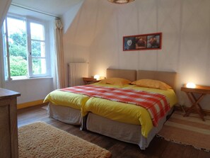 2 chambres, fer et planche à repasser, draps fournis