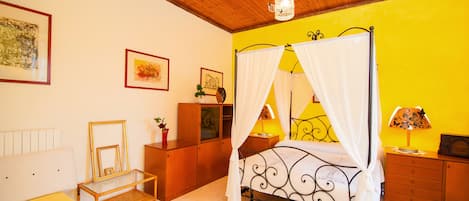 1 habitación, tabla de planchar con plancha, wifi gratis y ropa de cama