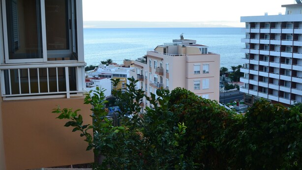A coastal building with multiple balconies overlooking the sea. - 1 bedroom apartment Las Caletillas (Las Caletillas)