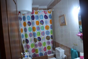 SĂšche-cheveux, serviettes fournies, savon, papier toilette