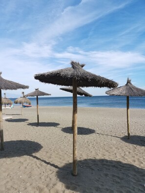 På stranden, solstolar och strandhanddukar