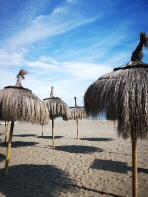 På stranden, solstolar och strandhanddukar