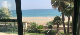 Beach Diamond - fantastic duplex right on the beach close to everything