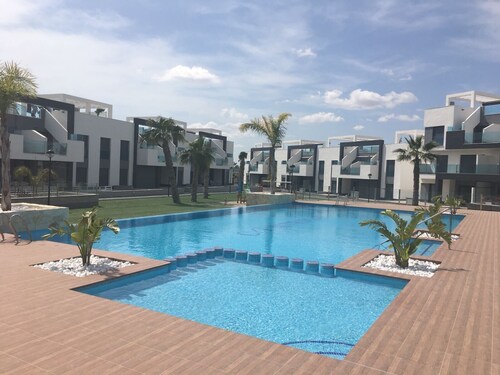Spacious new 3 bed 2 bath luxury apartment with garage + storage room + terrace + solarium 81m²