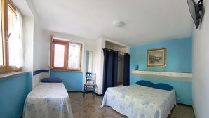 A room with two beds, a window with blinds, a shower area, and a painting on the wall. - Apartment in Villa Valentini, Seafront, Gulf of Gaeta parking included (Minturno)