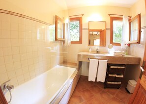 Combined shower/bathtub, hair dryer, towels, toilet paper - Beautiful country house with private pool surrounded by nature and tranquility (Son Servera)