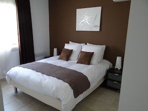 3 slaapkamers, een strijkplank/strijkijzer, reisbedje, gratis wifi