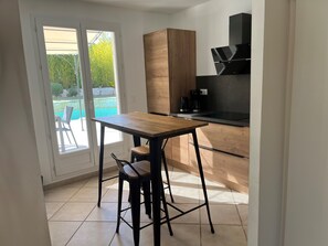 Réfrigérateur, four à micro-ondes, un four, surface de cuisson