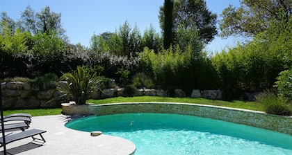 GOLF DE PONT ROYAL VILLA CLIMATISEE PISCINE CHAUFFEE PARKING GARAGE