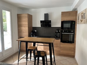 Een koelkast, een microgolfoven, een oven, een kookplaat