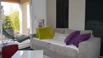 Televisie, een dvd-speler, boeken en een filmbibliotheek