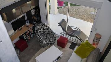 Télévision, lecteur de DVD, livres, vidéothèque
