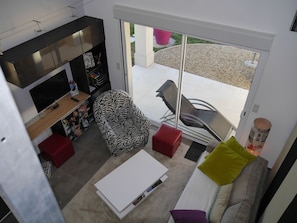 Fernseher, DVD-Player, Bücher, Videothek