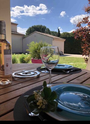 Outdoor dining - COMFORTABLE INDIVIDUAL GITE - MONT VENTOUX - LUBERON - AVIGNON - SPLASHWOR (Carpentras)