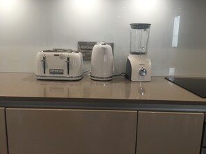 冰箱、微波炉、烤箱、炉灶
