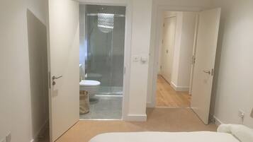 2 habitaciones, tabla de planchar con plancha, wifi y ropa de cama