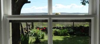 Rural Cottage With Beautiful Loch And Hill Views nr Edinburgh