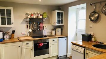 Jääkaappi, mikroaaltouuni, uuni, liesi