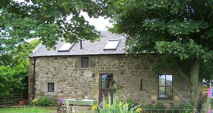 Rural Cottage With Beautiful Loch And Hill Views nr Edinburgh