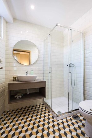Ensemble douche/baignoire, sèche-cheveux, serviettes fournies, savon