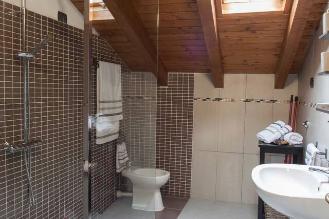 Regadera, secadora de cabello, bidet, toallas 