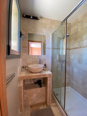 Baignoire, séchoir à cheveux, serviettes fournies, savon