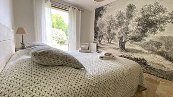 3 soverom, skrivebord, strykejern/-brett og reiseseng for barn