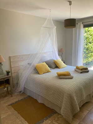 3 Schlafzimmer, Schreibtisch, Bügeleisen/Bügelbrett, Reisekinderbett