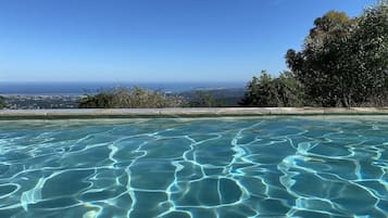 Utendørsbasseng og et oppvarmet basseng