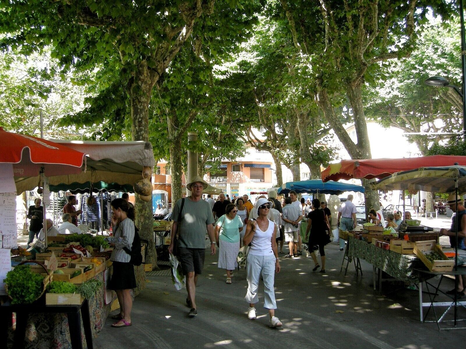 Een markt in de open lucht met handelaren en klanten.
