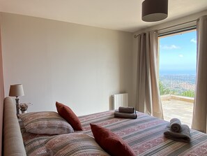 3 soverom, skrivebord, strykejern/-brett og reiseseng for barn