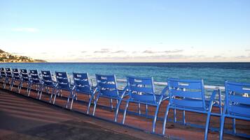 Nær stranden, solsenger og strandhåndklær