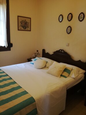 2 bedrooms, in-room safe, iron/ironing board, WiFi - Agios Nikolaos: Fissi villas Agios Nikolaos, traditional houses ideal for families and groups of friends.Huge garden and magnificent sea view. (Agios Nikolaos)