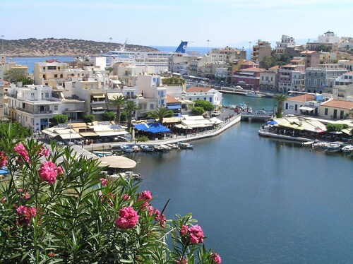 Agios Nikolaos: Fissi villas Agios Nikolaos, traditional houses ideal for families and groups of friends.Huge garden and magnificent sea view.