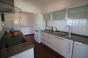 Cafetera y tetera, refrigerador, microondas y horno 