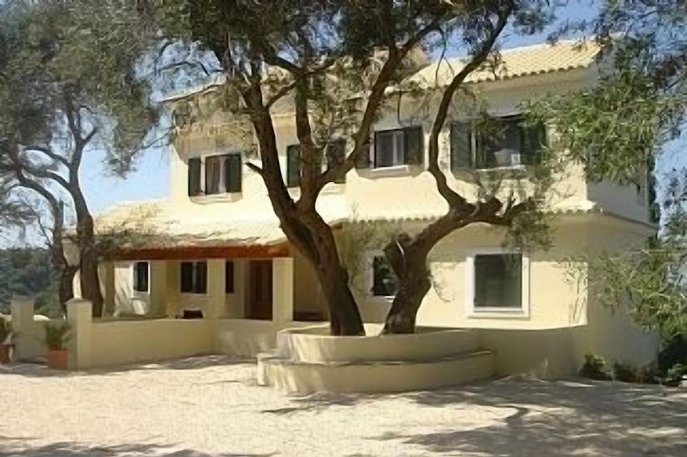 Beautiful Modern Villa With Large Pool And fantastic Sea Views.