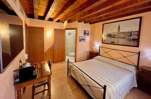 4 bedrooms, in-room safe, desk, iron/ironing board