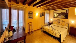 4 bedrooms, in-room safe, desk, iron/ironing board
