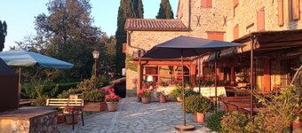 SituĂ© au-dessus de Mercatale di Cortona, Ă la frontiĂšre entre lâOmbrie et la Toscane. Wi-Fi gratuit