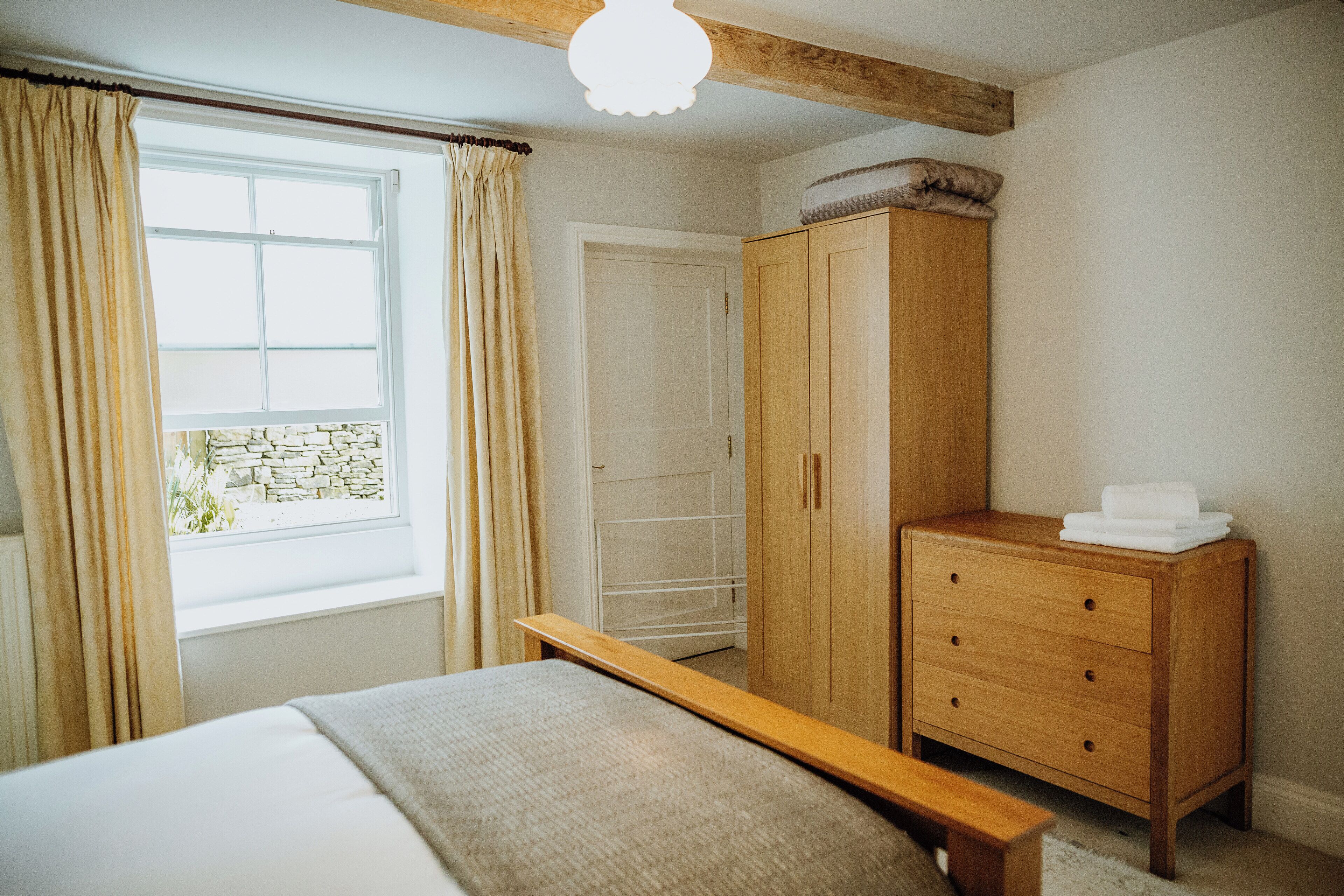 2 bedrooms, desk, iron/ironing board, WiFi